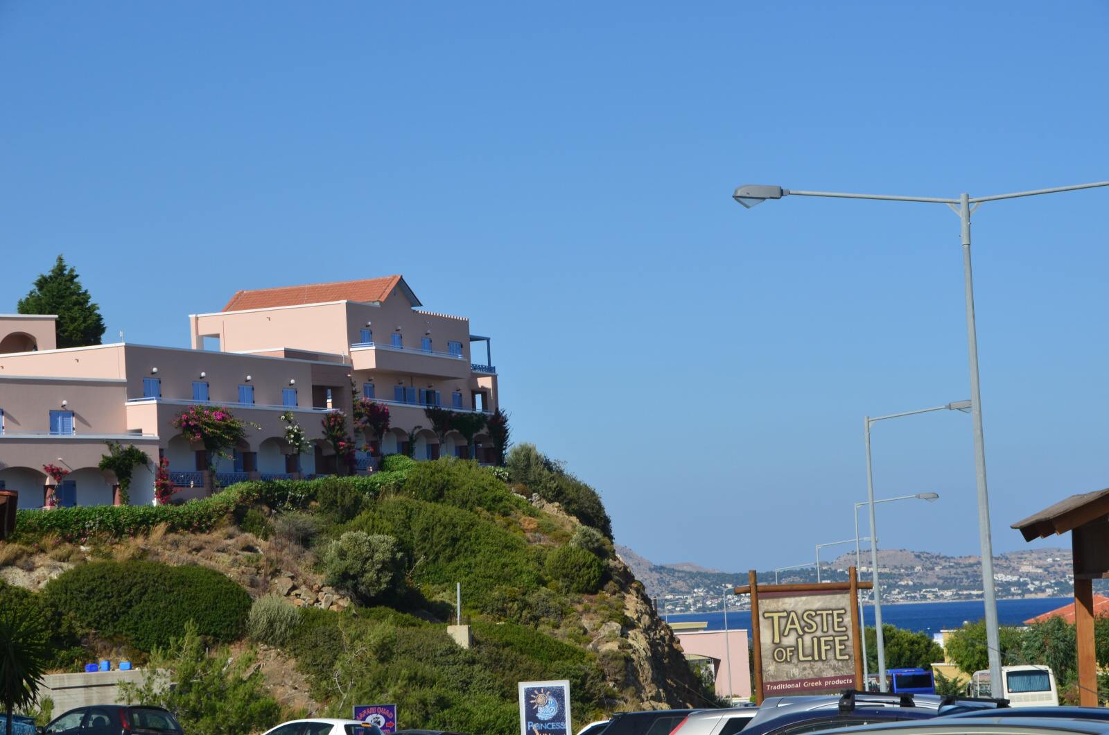 Výhled na hotel Mitsis Rodos Village směrem od „centra“ Kiotari, hotel z části umístěný na skalnatém kopci nad mořem.