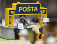 Pošťák, pokud už náhodou najde dost odvahy na to, aby vůbec vystoupil z auta a zazvonil, okamžitě utíká zpět do auta a startuje rychleji než závodníci na startu F1.