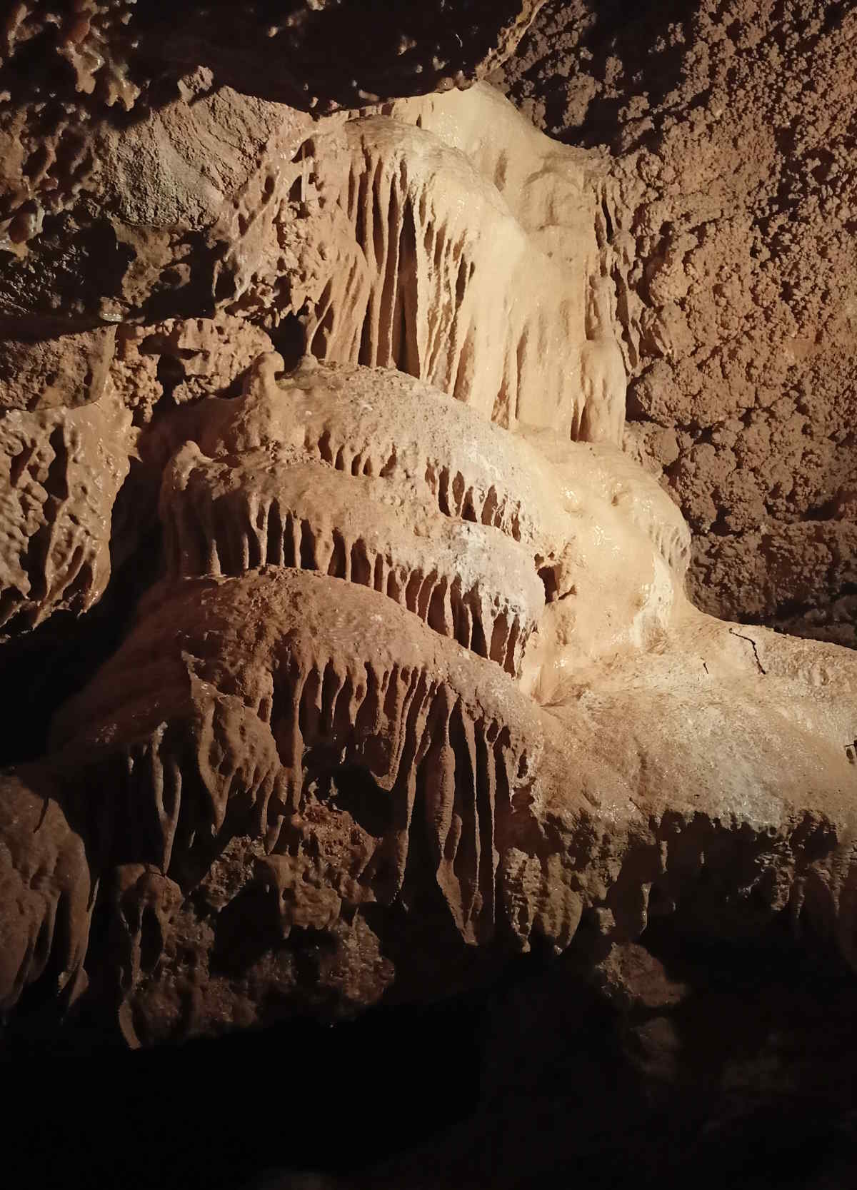 V jeskyních je mnoho zajímavých krápníkových útvarů, stojí to za vidění.