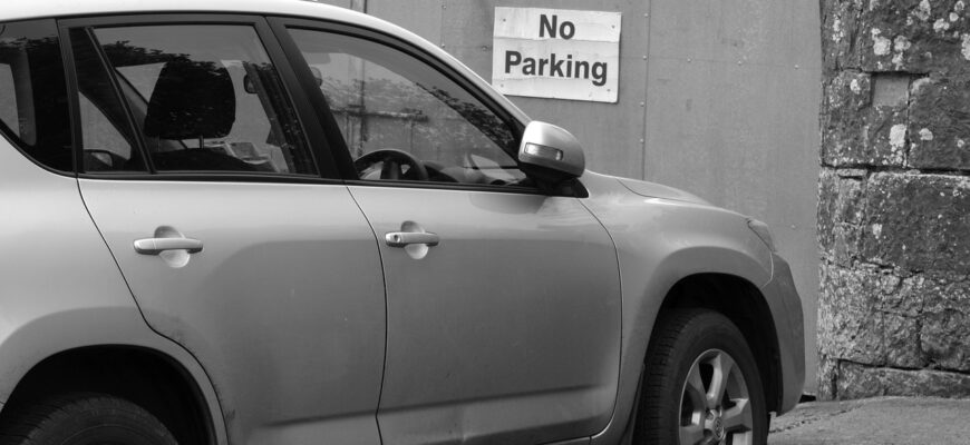 Od 1. ledna 2024, se budou zvyšovat pokuty za parkování. Na místě bude pokuta až za 1500 Kč, ve správním řízení to bude pokuta od 2000 Kč do 5000 Kč. Při sloučení více přestupků to může být až 25 000 Kč.